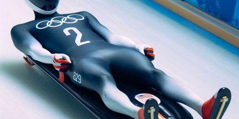 運動雪橇的起源在歷史比雪車早得多，它於8世紀初的奧斯陸就有類似雪橇的運輸工具存在，特別是在瑞士和德國。最早的比賽是在瑞士的聖莫里茨舉行的，1893年成立的國際雪橇和骷髏協會（FIL）促進了這項運動的國際化發展。1964年，運動雪橇首次成為奧運會的正式比賽項目。後來於1913年，國際雪橇聯合會成立。