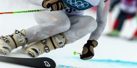 高山滑雪運動起源於20世紀80年代歐洲，這是一種結合了滑雪和滑雪板元素的滑雪方式。高山滑雪比賽最初在阿爾卑斯山地區流行，並逐漸成為奧運會正式比賽項目。現代的高山滑雪是 1922 年由一位英國人於瑞士所創立， 1936 年德國加米施-帕騰基興冬季奧運中被列入比賽項目之一，當時只有男子和女子個人的混合式滑雪兩個小項目，之後在第 6 屆冬季奧運中加入大曲道，1988 年的加拿大卡加利冬季奧運中再次被加入超級大曲道。