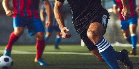 足球的歷史可以追溯到古代中國和古代希臘，經國際足總確認，古代中國的蹴鞠是足球運動的最早雛形，但現代足球則始於19世紀的英國。1863年，英國足球協會成立，確立了現代足球的規則，如禁止手球和越位規則等，這些規則後來成為全球足球運動的標準。