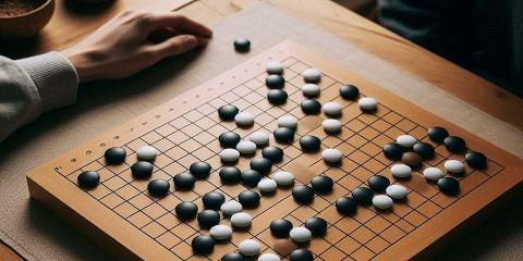 圍棋的歷史可以追溯到約4000年前的中國古代，據說由堯帝發明，用以教導其子智力和策略。後來在中國、日本和韓國等東亞國家得以廣泛傳播，並逐漸演變出現代圍棋的規則，圍棋在全世界的推廣歸功於日本，並不遺餘力。19世紀末期，圍棋比賽開始規範化，現代圍棋由國際圍棋聯盟負責推廣，並定期舉辦世界性的比賽，目前以日本、韓國、中國大陸與台灣最為興盛。目前以國際圍棋聯盟（International GO Federation, IGF） 為國際組織。截至2020年底共有77個加盟國。